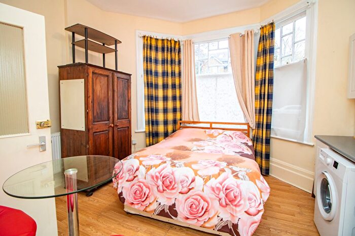 Studio To Rent In Riggindale Road, London, SW16