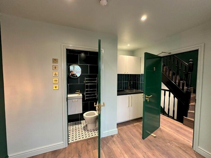 Semi-Detached House To Rent In Elizabeth Ride, London, N9