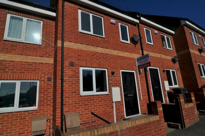 3 Bedroom Town House To Rent In Thicket Terrace, Worsborough, S70