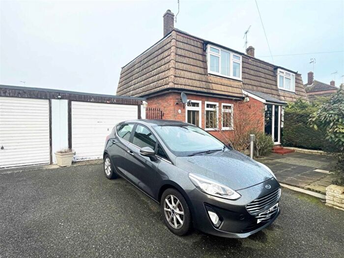 3 Bedroom Semi Detached House For Sale In Broomhall Road, Broomfield, Chelmsford, CM1