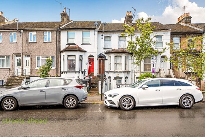 2 Bedroom Flat For Sale In Oval Road, East Croydon, CR0