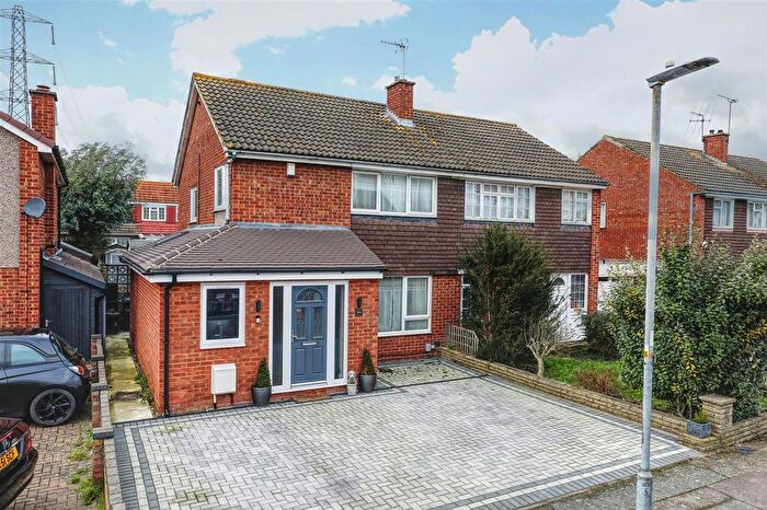 3 Bedroom Semi-detached House For Sale In Perrysfield Road, Cheshunt, EN8