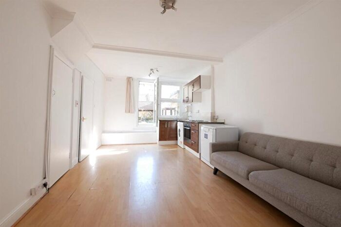 1 Bedroom Apartment To Rent In Bethnal Green Road, Shoreditch, E2