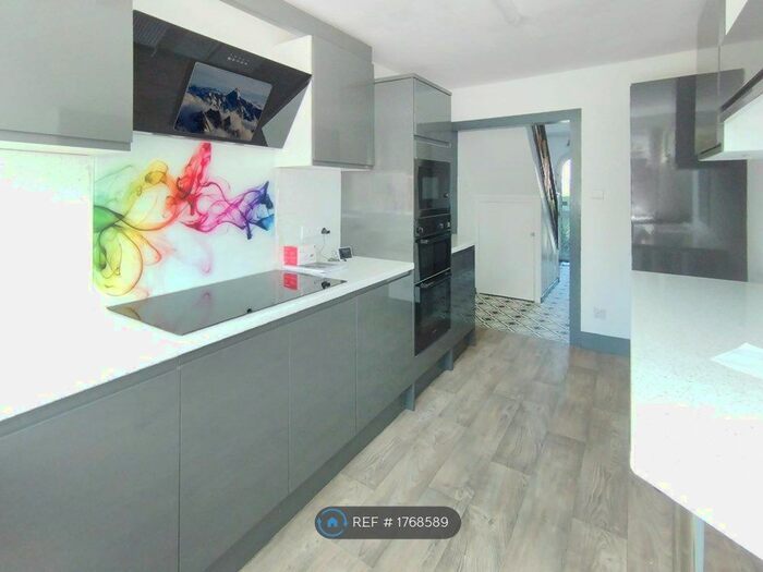 3 Bedroom Semi-Detached House To Rent In Auckland Avenue, Hull, HU6