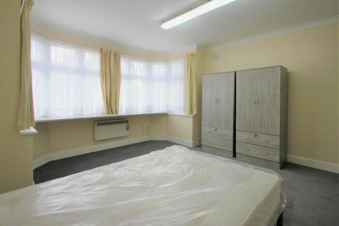 Studio To Rent In Deerhurst Road, Willesden, NW2