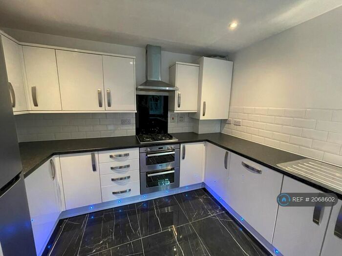 2 Bedroom Flat To Rent In Exchange Walk, Pinner, HA5