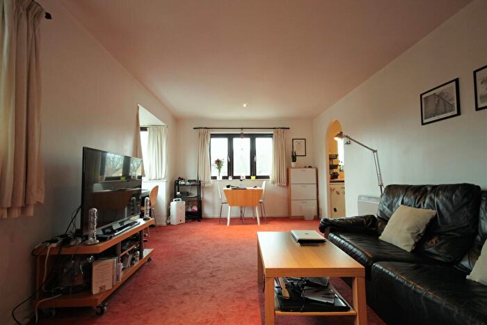 2 Bedroom Flat To Rent In Falcon Way, Colindale, London, NW9