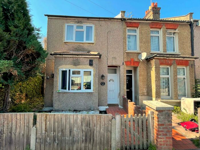 4 Bedroom End Of Terrace House To Rent In Milton Road, Grays, RM17