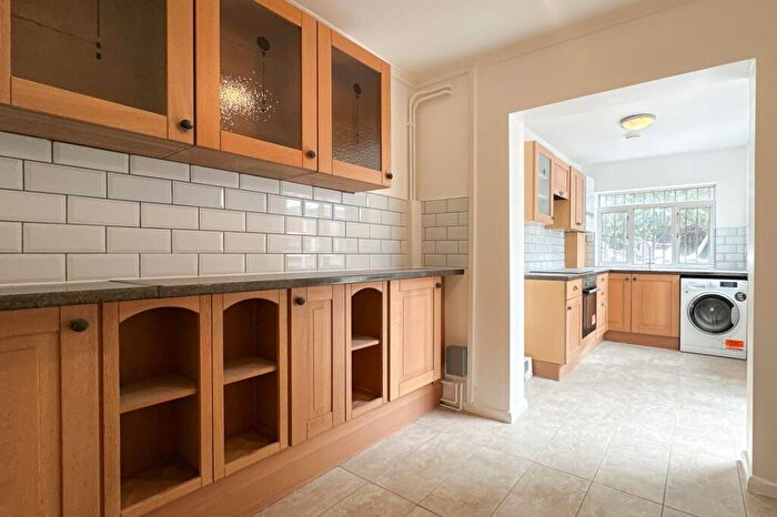 2 Bedroom Flat To Rent In Worsley Bridge Road, London, SE26