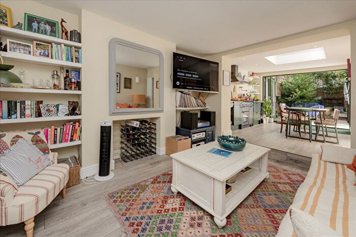 2 Bedroom Flat For Sale In Coningham Road, Shepherd's Bush, W12