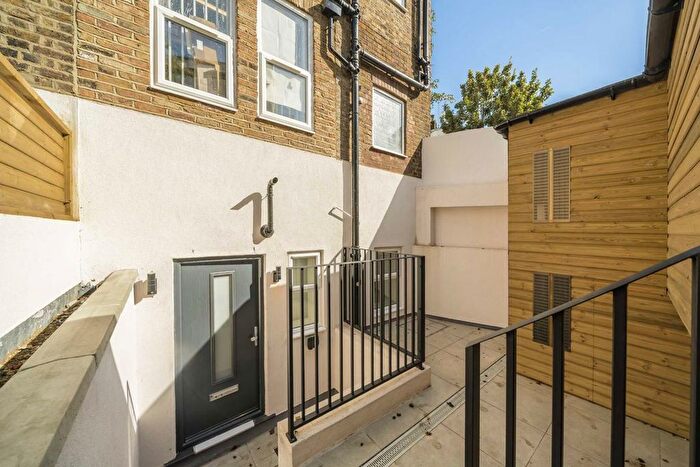 1 Bedroom Flat For Sale In Boscombe Road, Shepherds Bush, W12