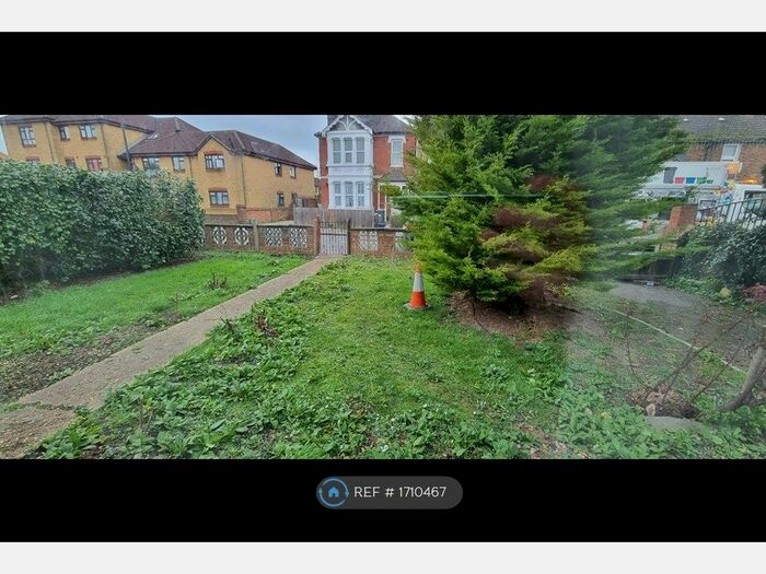 3 Bedroom Detached House To Rent In Wellington Road North, Hounslow, TW4