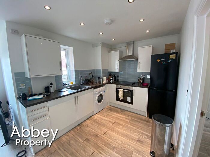 1 Bedroom Flat To Rent In Farley Hill, The Compasses, LU1