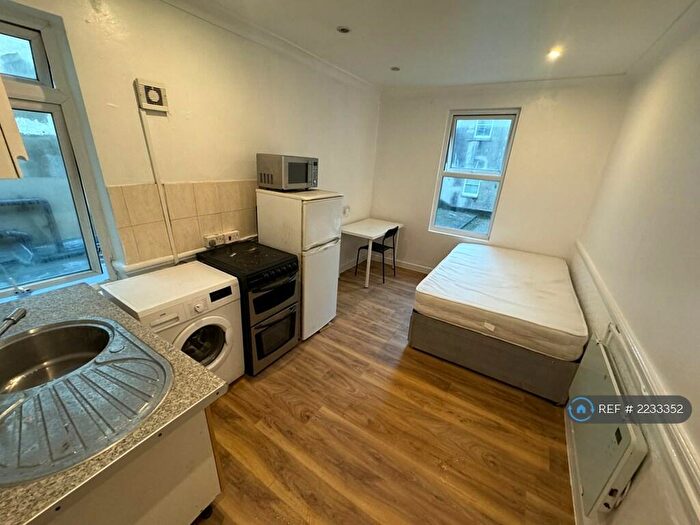 Studio To Rent In Western Road, Hove, BN3