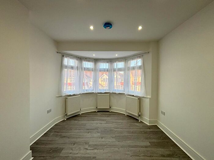 3 Bedroom Flat To Rent In Flat, Girton Avenue, Kingsbury, NW9