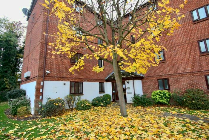 2 Bedroom Flat To Rent In Burnham Gardens, Croydon, Surrey, CR0