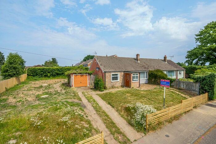 2 Bedroom Semi-detached Bungalow For Sale In Nettlefield, Kennington, Ashford, TN24