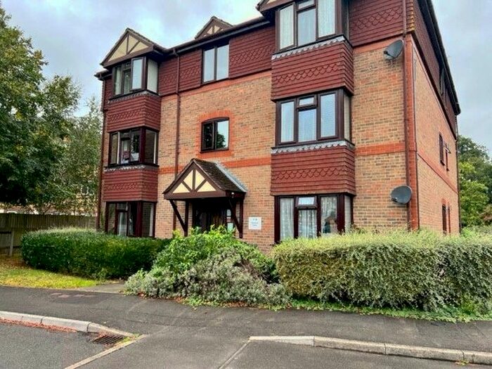 2 Bedroom Flat To Rent In Chestnut Close, Fleet, GU51