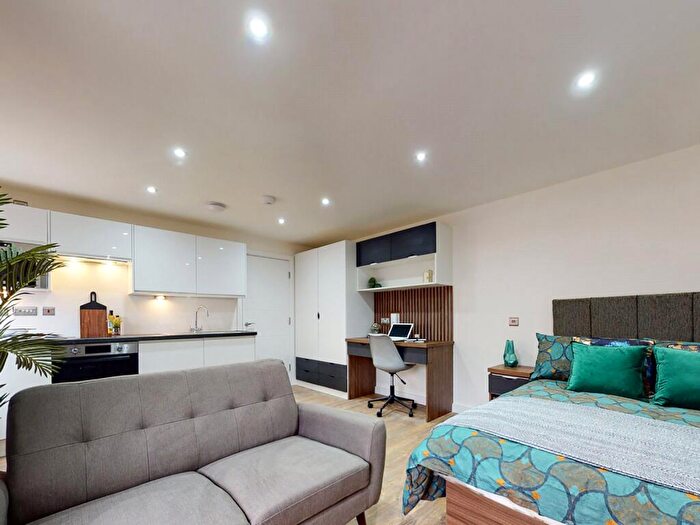 Apartment To Rent In Apt, Clarendon Road #, LS2