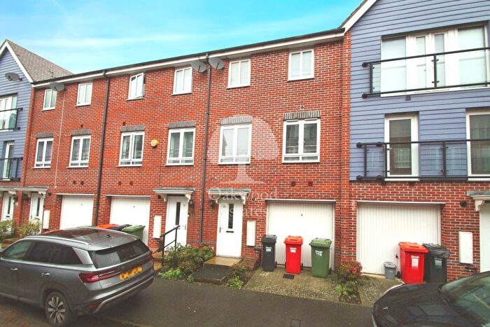 5 Bedroom Town House To Rent In Chadwick Road, Langley, SL3