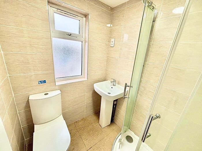 3 Bedroom Flat To Rent In Eastern Avenue, Ilford, IG2