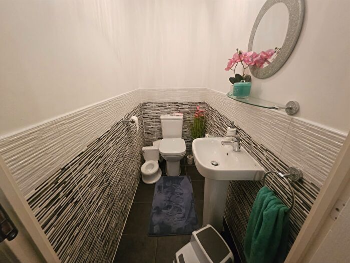 4 Bedroom Town House To Rent In Goodhart Crescent, Dunstable, Bedfordshire, LU6