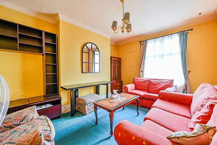 3 Bedroom Flat For Sale In Eaton Rise, Ealing, London, W5
