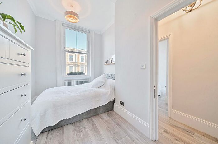 2 Bedroom Flat For Sale In Finborough Road, London, SW10