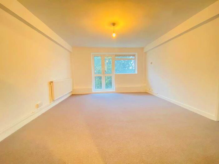 3 Bedroom Apartment To Rent In Bishops Court, CR0