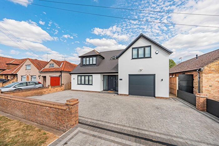 4 Bedroom Detached House For Sale In Willow Crescent East, Denham, UB9