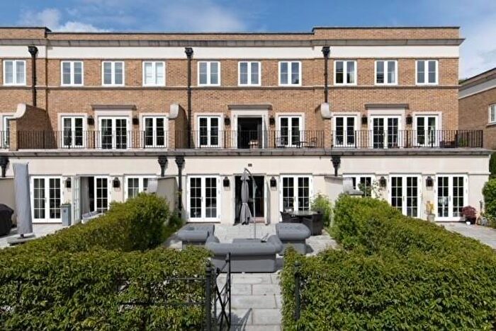 4 Bedroom Town House For Sale In Willoughby Lane, Bromley, BR1