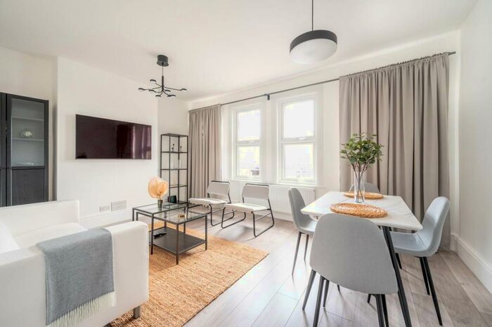 2 Bedroom Flat To Rent In Bowes Road, Arnos Grove, London, N11