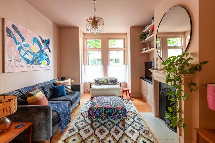 3 Bedroom Terraced House For Sale In Daubeney Road, London, E5 - Photo 2