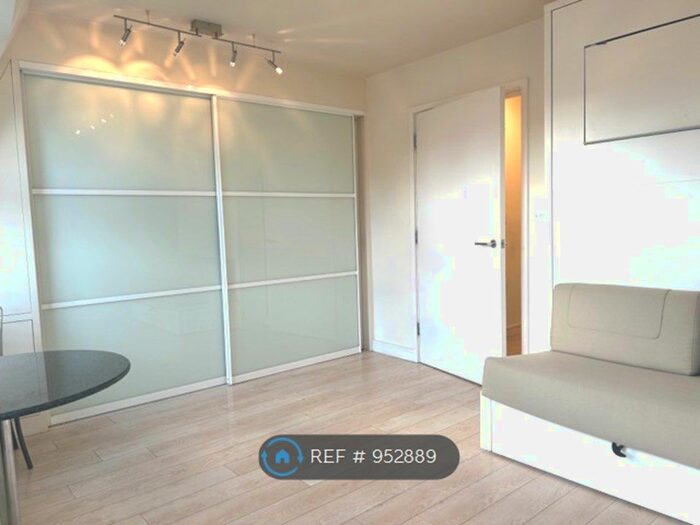 Studio To Rent In Battersea High Street, London, SW11