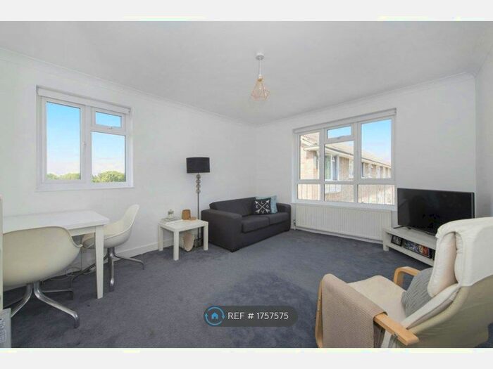 2 Bedroom Flat To Rent In Hydethorpe Road, London, SW12