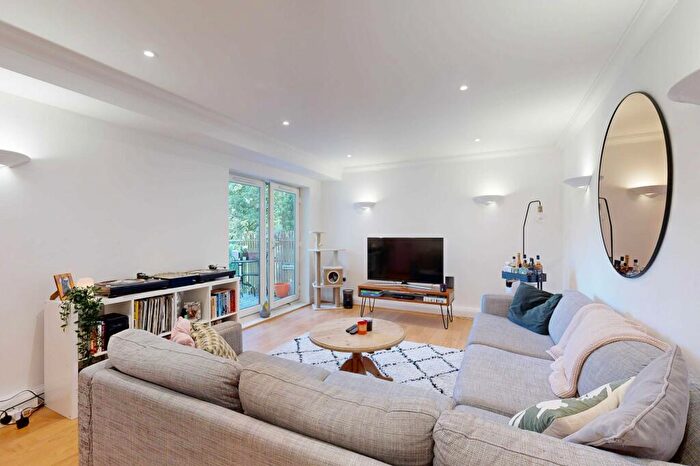 2 Bedroom Flat For Sale In Turners Hill Road, Pound Hill, RH10