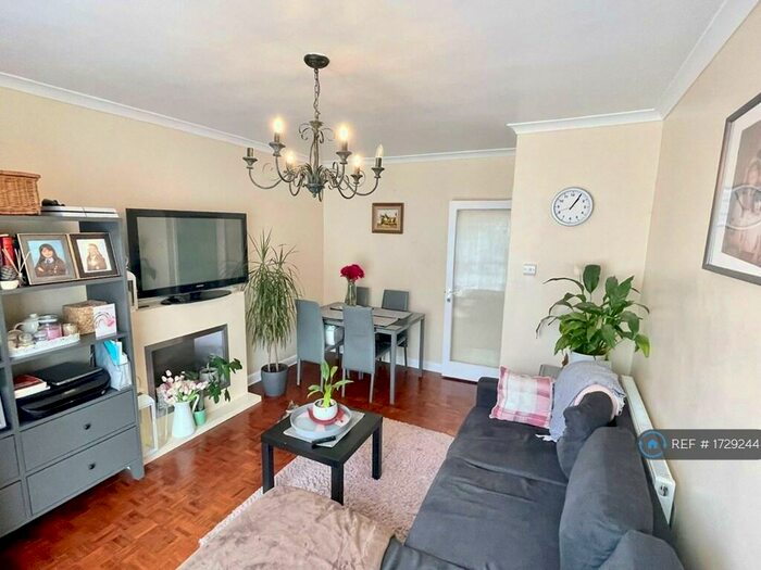 2 Bedroom Flat To Rent In Le Chateau, Croydon, CR0