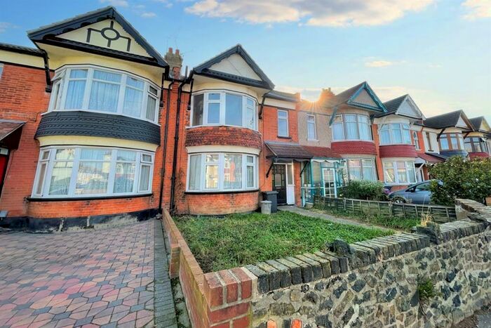 2 Bedroom Flat To Rent In Lovelace Gardens, Essex, SS2