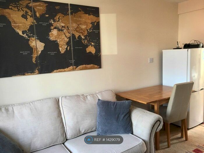 1 Bedroom Flat To Rent In Woodham Lane, Addlestone, KT15