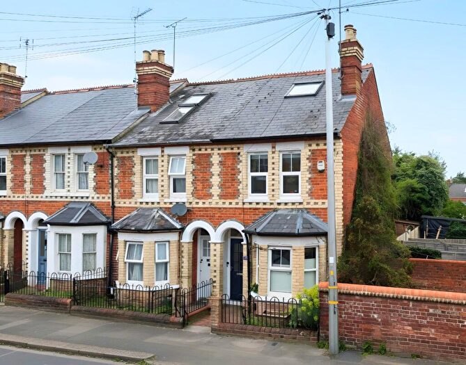 4 Bedroom End Of Terrace House For Sale In Cardigan Gardens, Reading, Berkshire, RG1