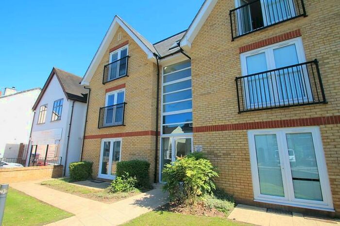 2 Bedroom Apartment To Rent In Bedroom Top Floor Apartment In Whyteleafe, CR3