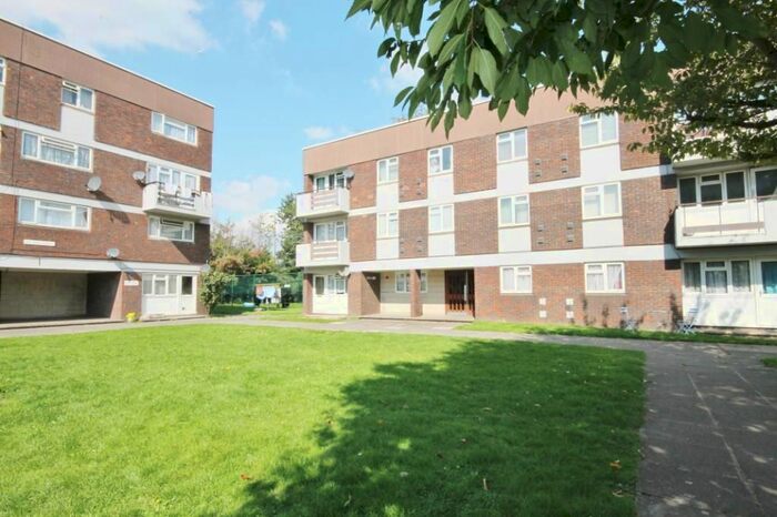 3 Bedroom Flat To Rent In Annett Close, Shepperton, Middlesex TW17