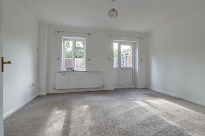 2 Bedroom End Of Terrace House To Rent In Kingsley Meadows, SS12