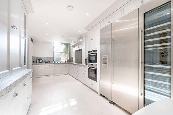 3 Bedroom Flat To Rent In Lancaster Gate, Lancaster Gate, London, W2