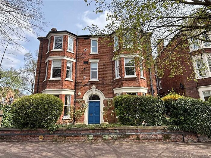 2 Bedroom Flat For Sale In Bushmead Avenue, Bedford, MK40