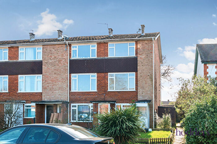 2 Bedroom Maisonette For Sale In Addlestone, Surrey, KT15