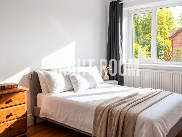 2 Bedroom Flat To Rent In Bedroom Apartment, Higham Court, IG8
