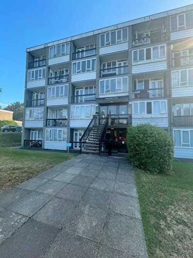 2 Bedroom Flat To Rent In Ashbourne Close, London, N12