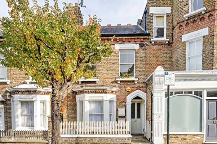 1 Bedroom Flat To Rent In Grayshott Road, Battersea, SW11