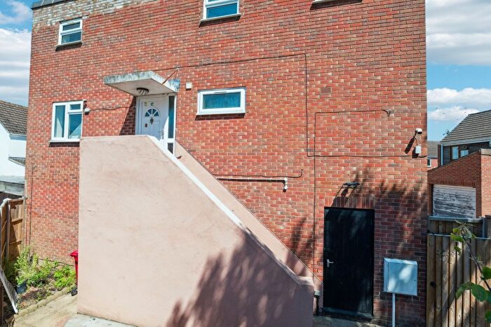 3 Bedroom Detached House For Sale In Rochfords Gardens, Slough, SL2